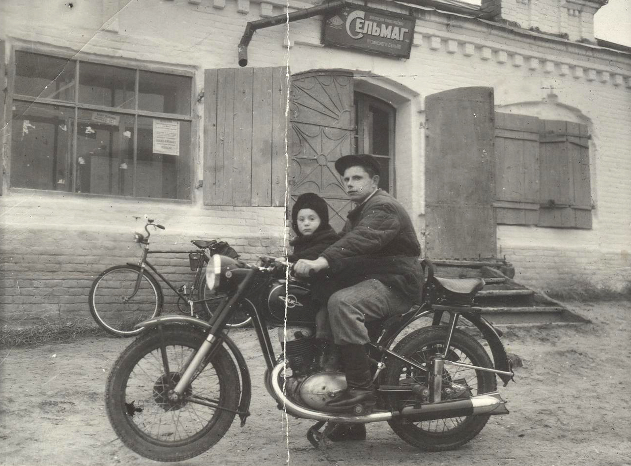 Старорежимный магазин, работавший в Казинке до начала 90-х. © Александр Можаев, 2019