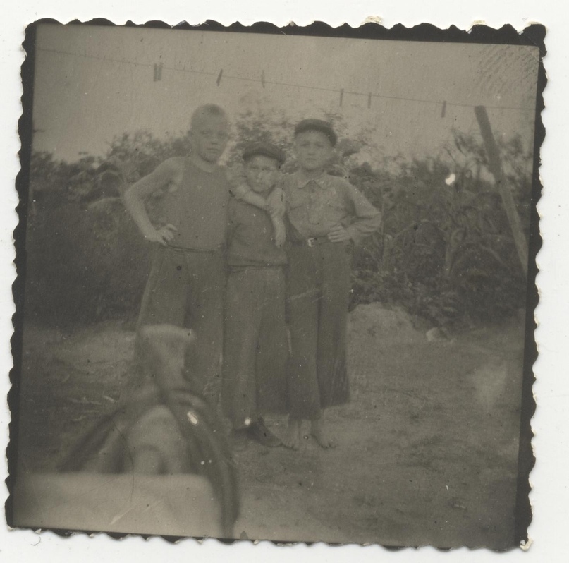 Анатолий Педаш (справа) и его валуйские друзья. © Ирина Педаш, 2019