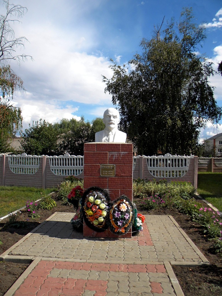 Памятник Ленину в Уразово